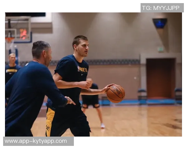 约基奇对抗训练后与裁判深入交流20分钟探讨比赛规则与判罚细节 约基奇对抗训练后与裁判深入交流20分钟探讨比赛规则与判罚细节