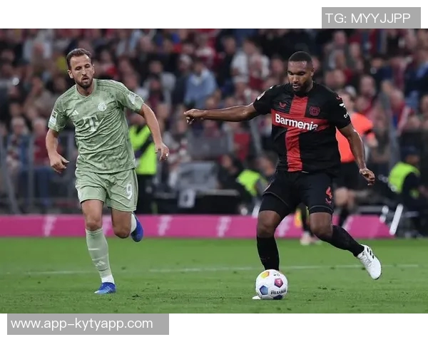 拜仁25-26赛季全家福揭晓夏窗四新援与德超杯奖杯沙拉盘同框亮相