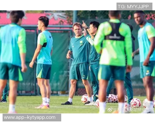 拉米罗首次公开带队训练分组对抗战术布局引关注 拉米罗首次公开带队训练分组对抗战术布局引关注