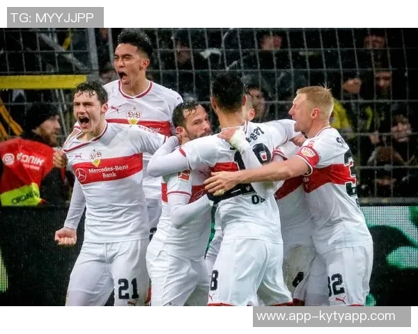 多特蒙德球迷抗议赛程不公导致与奥格斯堡比赛频繁中断