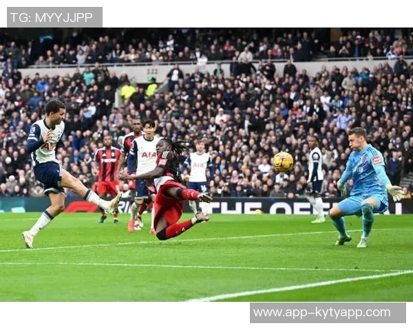 差点出事!热刺后场出球被断,勒温得球后扫射高出横梁 差点出事!热刺后场出球被断,勒温得球后扫射高出横梁