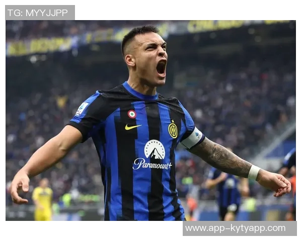 国米主场球迷为J马丁内斯加油助威助其走出车祸阴影重返赛场 国米主场球迷为J马丁内斯加油助威助其走出车祸阴影重返赛场