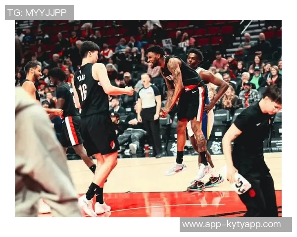 杨瀚森上半场未能登场开拓者暂时领先对手3分继续期待他的表现